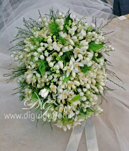 Bouquet da sposa con fiori d’arancio e mughetti