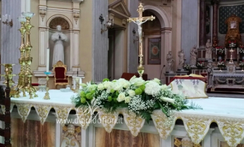 Composizione Floreale Per Matrimonio Basilica Dell Incoronata Madre Del Buon Consiglio Fiorista Roberto Di Guida