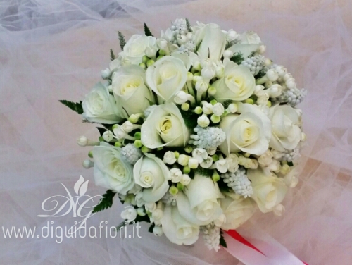 Bouquet da sposa con rose, bouvardia e muscari