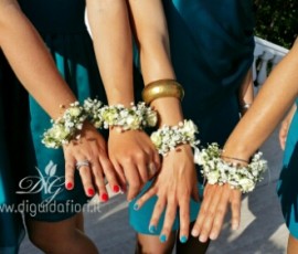 Bracciali di roselline e nebbiolina per le damigelle d’onore Bracciali di roselline e nebbiolina per le damigelle d’onore