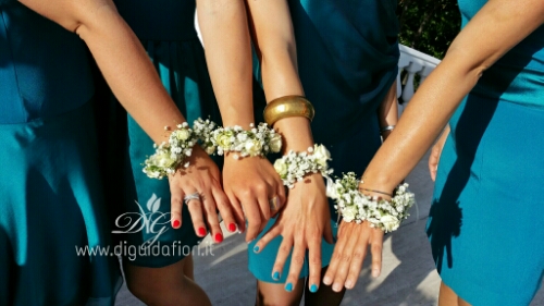 Bracciali di roselline e nebbiolina per le damigelle d’onore Bracciali di roselline e nebbiolina per le damigelle d’onore