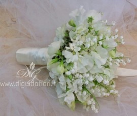 Bouquet da sposa con mughetti e fiori di pisello odoroso Bouquet da sposa con mughetti e fiori di pisello odoroso