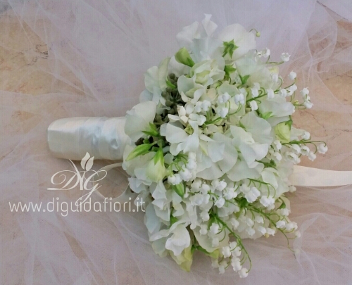 Bouquet da sposa con mughetti e fiori di pisello odoroso