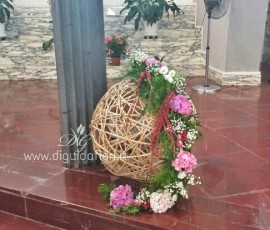 Composizione floreale con sfera di midollino – Matrimonio Napoli Composizione floreale con sfera di midollino – Matrimonio Napoli