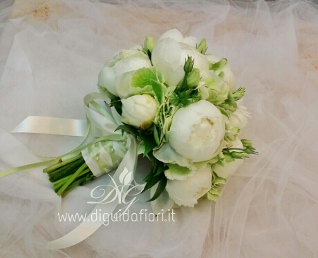 Bouquet da sposa con peonie e ortensie – dettagli per matrimonio