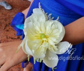 Bracciale per damigella con fiore di peonia bianco Bracciale per damigella con fiore di peonia bianco