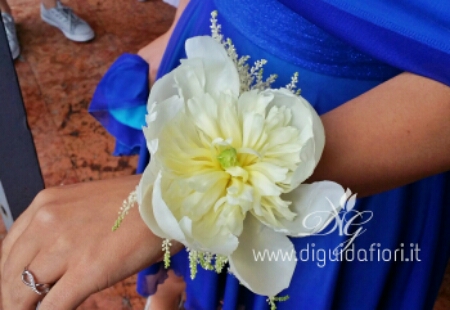 Bracciale per damigella con fiore di peonia bianco