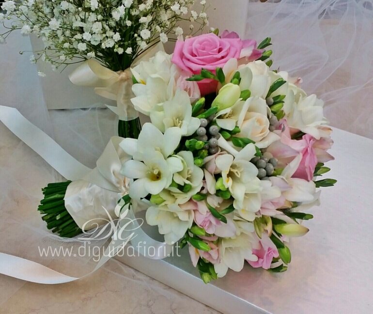 Bouquet da sposa con fresie e rose