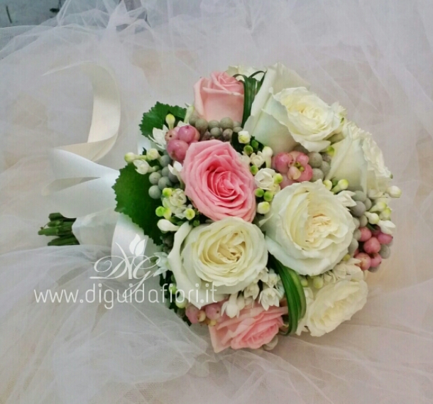 Bouquet da sposa con rose avalanche bianche e rosa