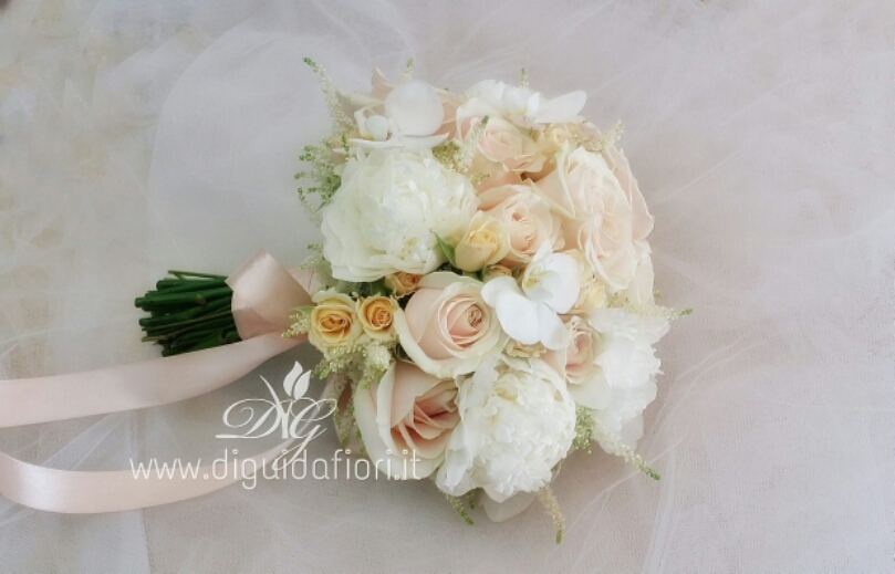 Bouquet Da Sposa Bianco E Rosa Antico Accessori Eleganti Per Matrimonio Fiorista Roberto Di Guida