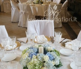 Centrotavola floreale per matrimonio – Chiostro di Santa Chiara Napoli Centrotavola floreale per matrimonio – Chiostro di Santa Chiara Napoli