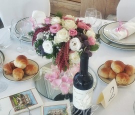Centrotavola floreale con uva fresca – matrimonio Villa Cilento Napoli Centrotavola floreale con uva fresca – matrimonio Villa Cilento Napoli