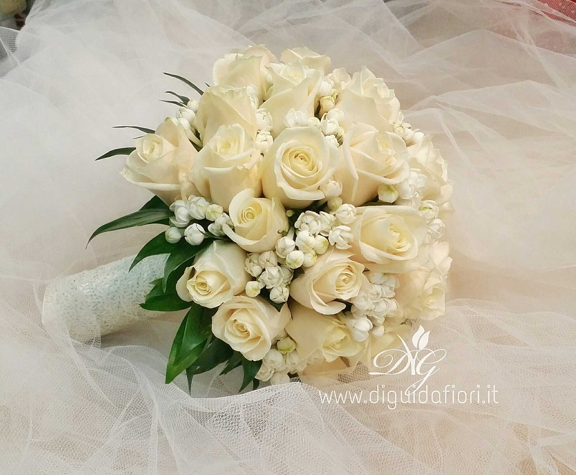 Bouquet da sposa con rose e bouvardia