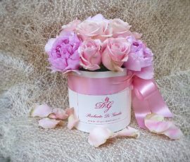Rose e peonie in scatola – Roses and peonie in gift box Rose e peonie in scatola – Roses and peonie in gift box