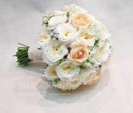 Bouquet da sposa bianco e pesca – Forma semisferica Bouquet da sposa bianco e pesca – Forma semisferica