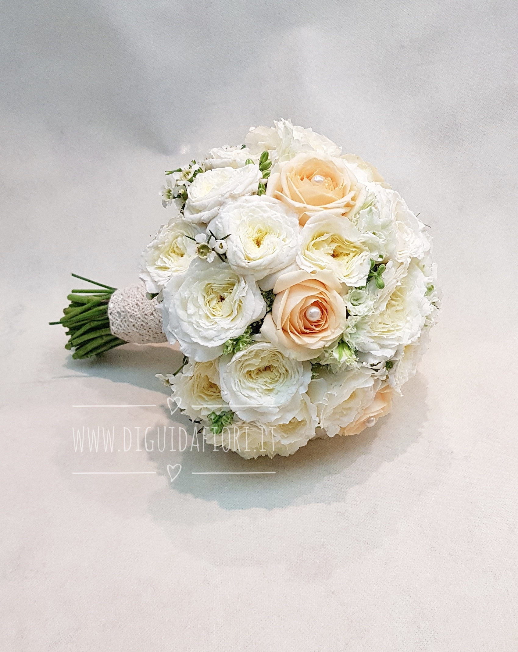 Bouquet da sposa bianco e pesca – Forma semisferica