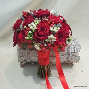 Bouquet da sposa con rose rosse