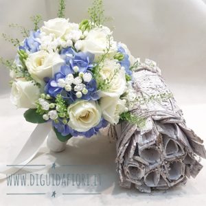 bouquet da sposa con rose bianche e ortensia azzurro polvere